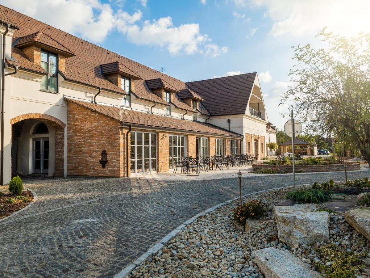Arkady Hof Hotel Stupava Exterior foto